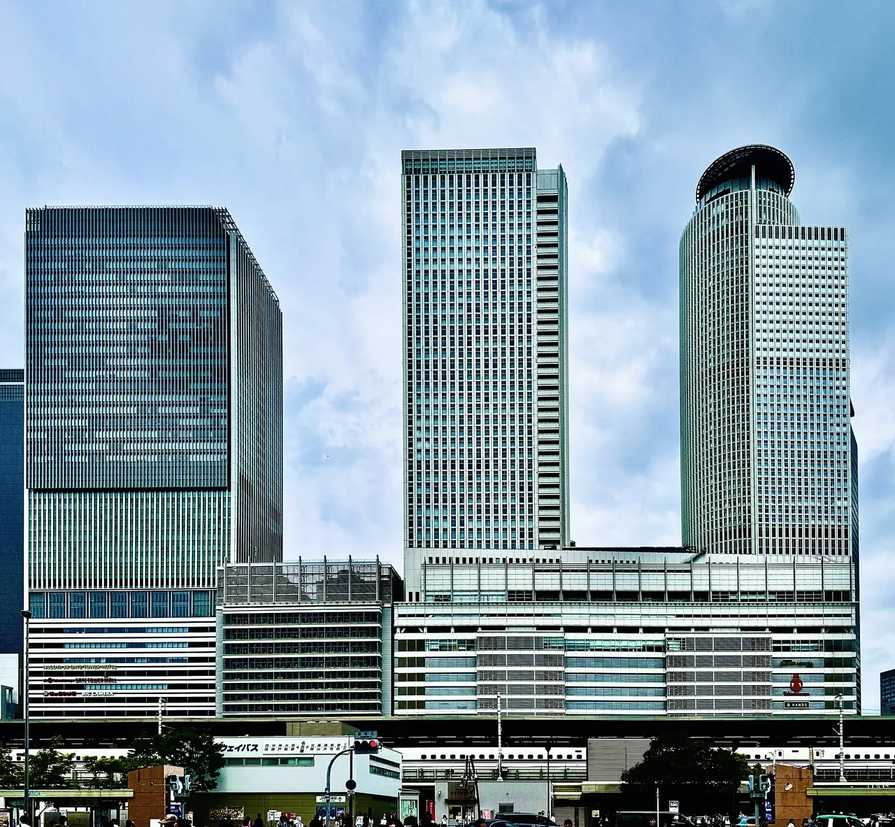 ตึกสูงรอบสถานีนาโกย่า ได้แก่ JR Central Towers และ JR Gate Tower