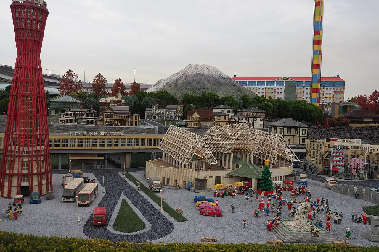 ส่วนจำลองเมืองและภูเขาด้วยตัวต่อเลโก้ใน LEGOLAND Japan ภาพจากผู้ถ่ายบน Wikimedia Commons