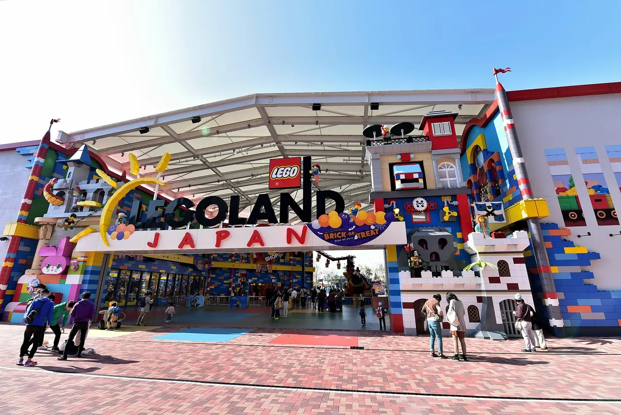 ทางเข้า LEGOLAND Japan ที่คินโจฟูโต ภาพจากผู้ถ่ายบน Wikimedia Commons