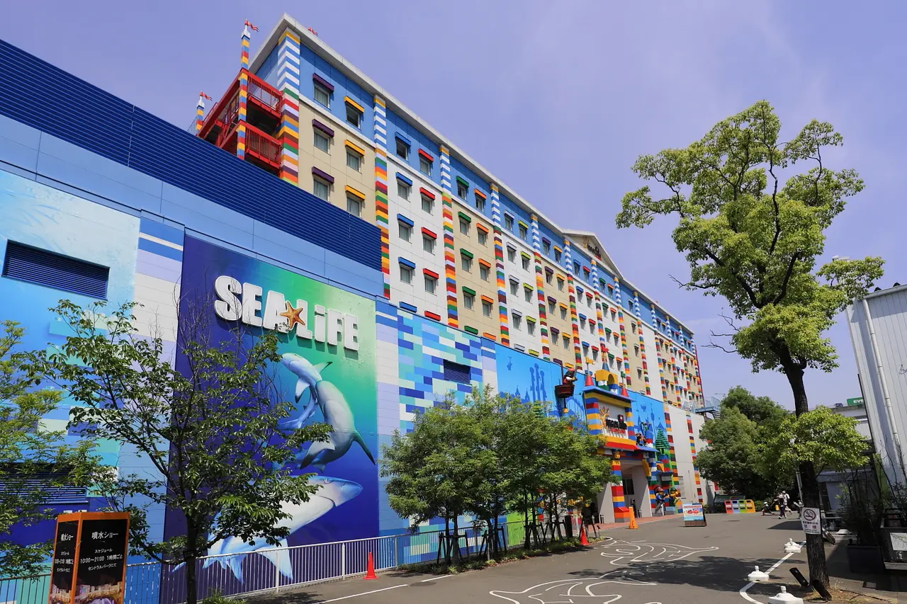 ตึกที่เป็นอควาเรียม SEA LIFE และโรงแรมเลโก้แลนด์ ภาพจากผู้ถ่ายบน Wikimedia Commons