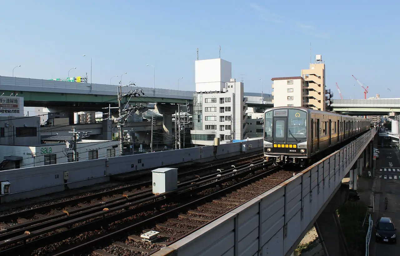 รถไฟใต้ดินสายฮิงาชิยามะที่วิ่งบนทางยกระดับ ภาพจากผู้ถ่ายบน Wikimedia Commons