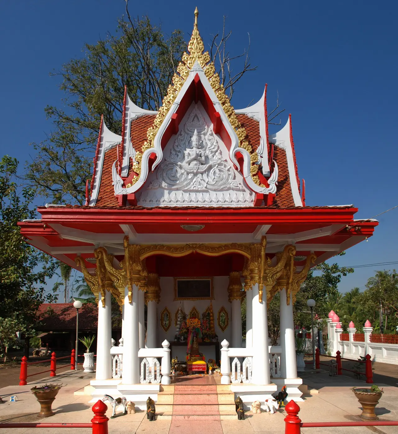 ศาลหลักเมืองหนองบัวลำภู ศาลทรงไทยสีแดงขาวกลางเมือง