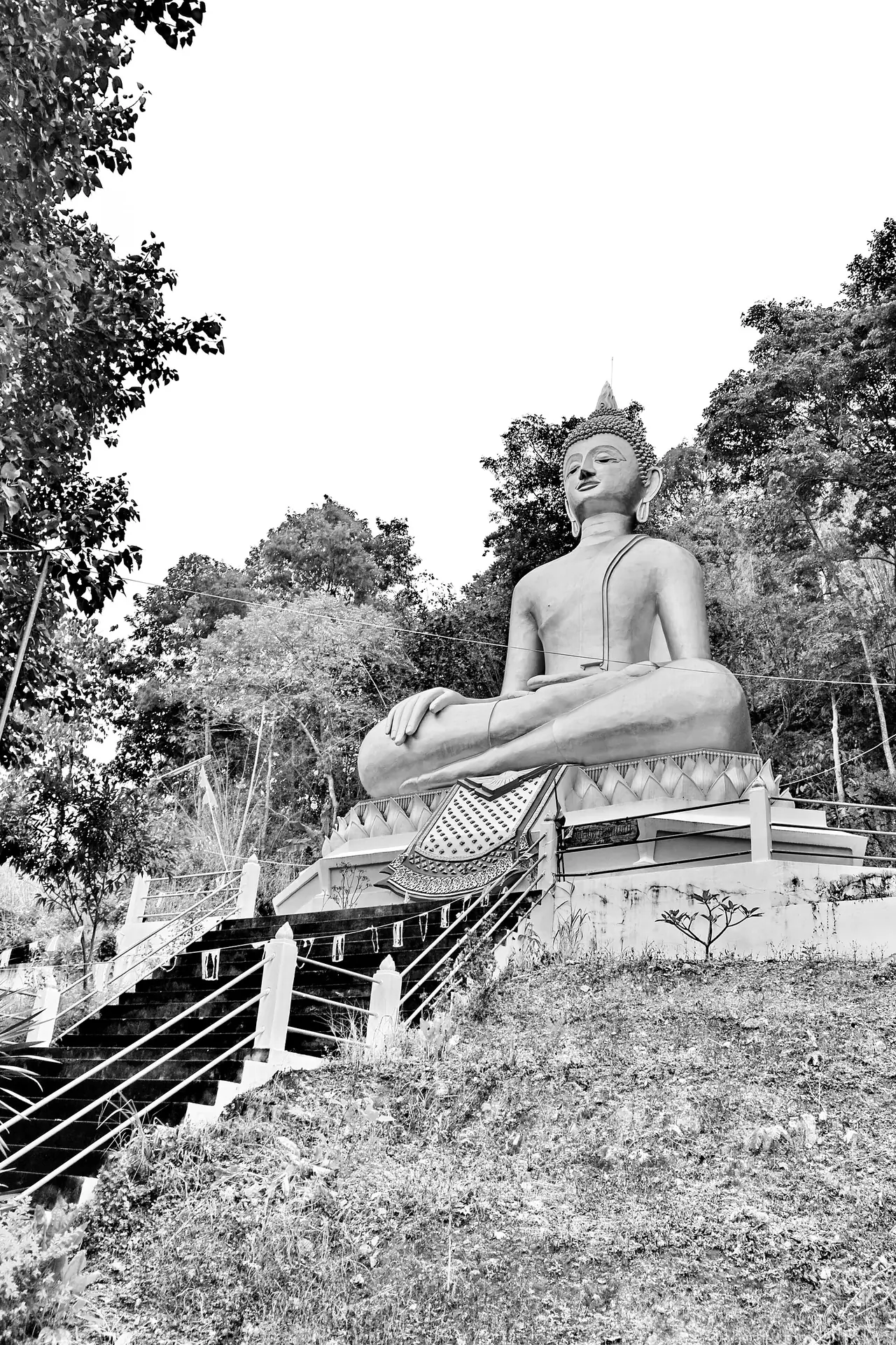 พระพุทธรูปองค์ใหญ่บนเนินข้างทางจากวังสะพุงไปหนองบัวลำภู ภาพของ ::::=UT=:::: จาก Wikimedia Commons ใบอนุญาต CC BY-SA 3.0 ถ่าย 5 ต.ค. 2555 ตามเมทาดาทา Commons