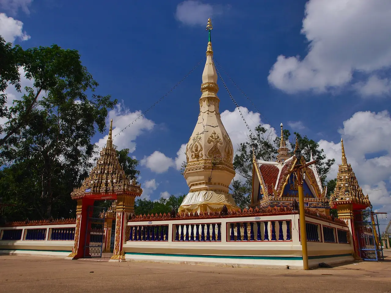 พระเจดีย์ วัดพระธาตุหาญเทาว์ จังหวัดหนองบัวลำภู ภาพของอภิชิต พีรทิตยา จาก Wikimedia Commons ใบอนุญาต CC BY-SA 4.0 ไม่ระบุตำบลของวัดในชื่อไฟล์