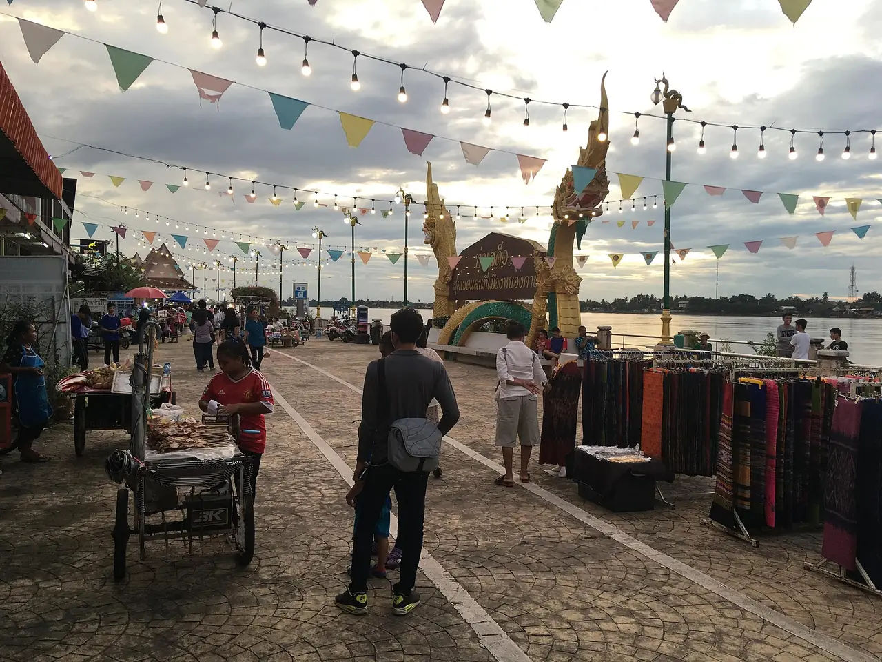 ภาพหนองคาย: เมืองชายแดนริมโขงของอีสาน มีสะพานไปเวียงจันทน์ สวนประติมากรรม และตำนานพญานาค