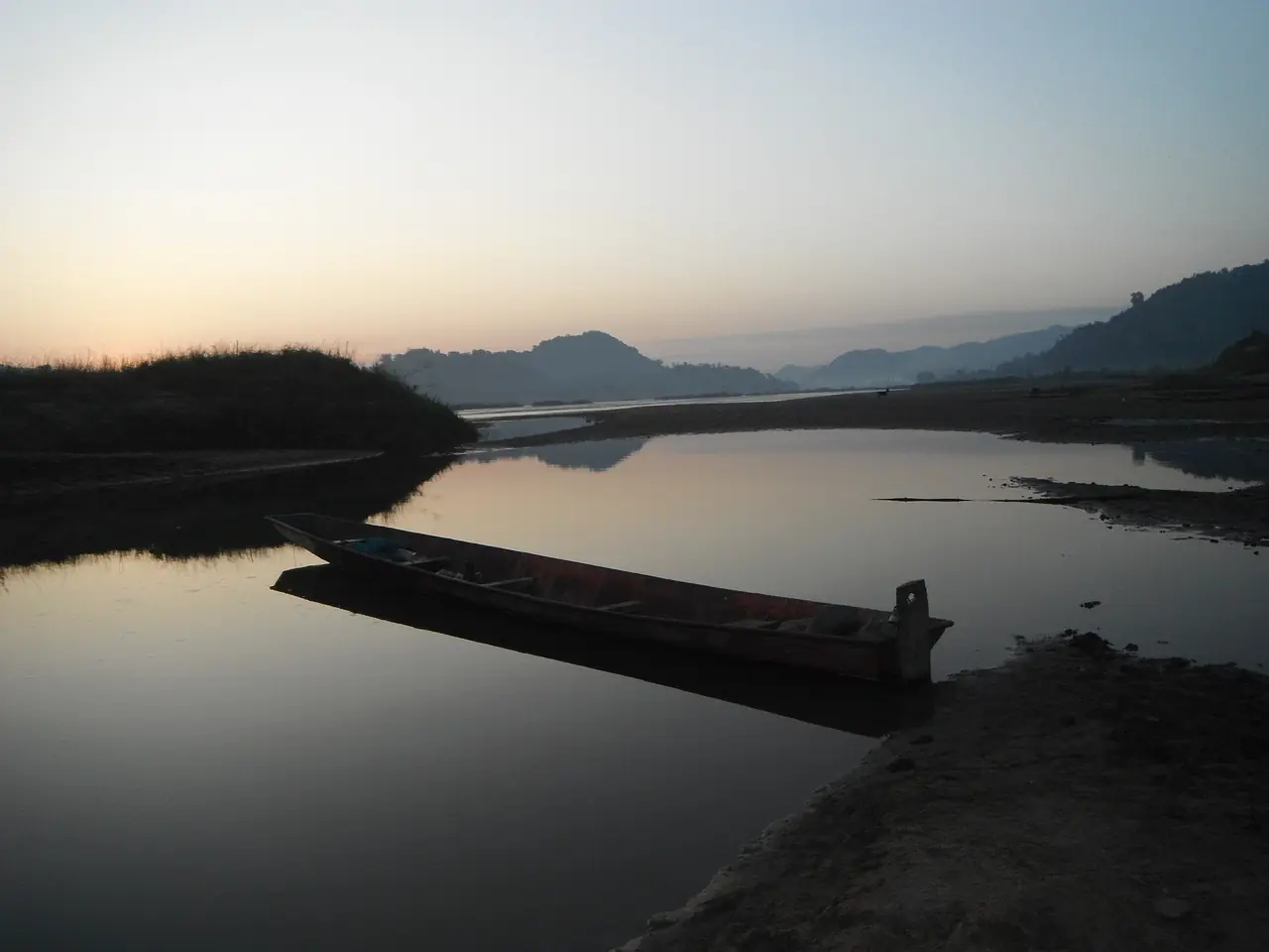 เรือยาวจอดริมแม่น้ำโขงตอนพลบค่ำที่บ้านม่วง ภาพของ win471126 จาก Wikimedia Commons (CC BY-SA 3.0) ชื่อไฟล์ระบุบ้านม่วง ไม่ทราบวันที่ถ่ายและเป็นภาพประกอบ ไม่ใช่เรือที่รับนักท่องเที่ยวไปพันโขด