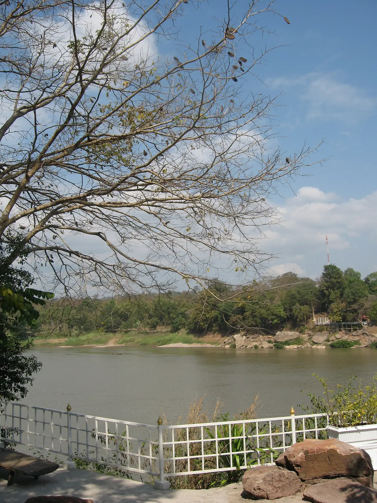 แม่น้ำโขงและโขดหินมองจากบริเวณวัดหินหมากเป้ง ภาพของผู้ใช้ ::::=UT=:::: จาก Wikimedia Commons (CC BY-SA 3.0) ชื่อไฟล์ระบุวัดหินหมากเป้ง ไม่ทราบปีที่ถ่ายและไม่ยืนยันจุดที่ถ่ายภายในวัด