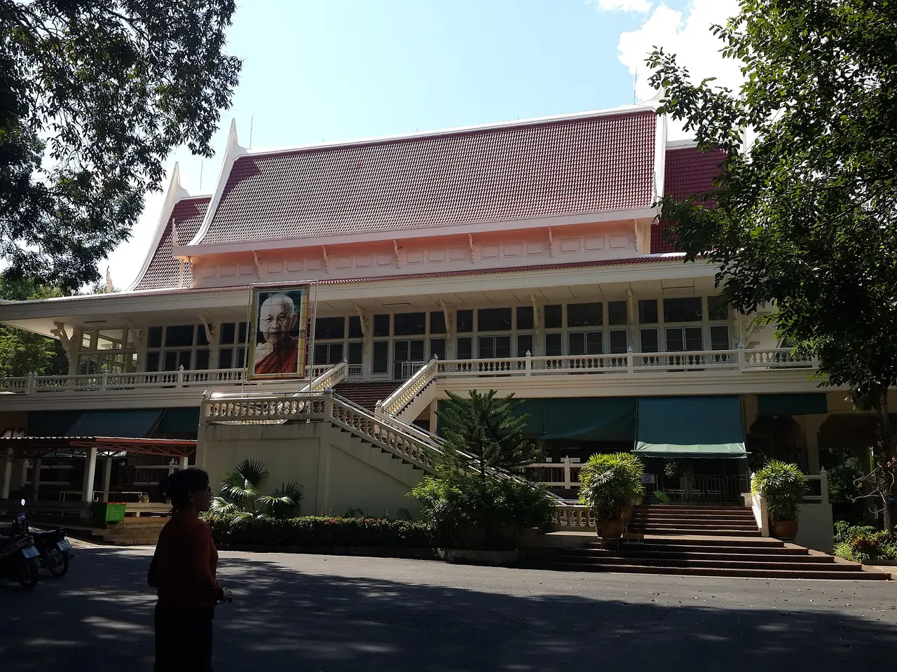 อาคารมีหลังคาจั่วในตำบลพระพุทธบาท ศรีเชียงใหม่ ภาพของ ภาณุวัฒน์ อ่อนคำตัน จาก Wikimedia Commons (CC BY 3.0) ชื่อไฟล์ระบุตำบลพระพุทธบาท ศรีเชียงใหม่ ไม่ยืนยันว่าเป็นอาคารของวัดไหนและไม่ใช่เจดีย์ที่กล่าวถึงข้างต้น