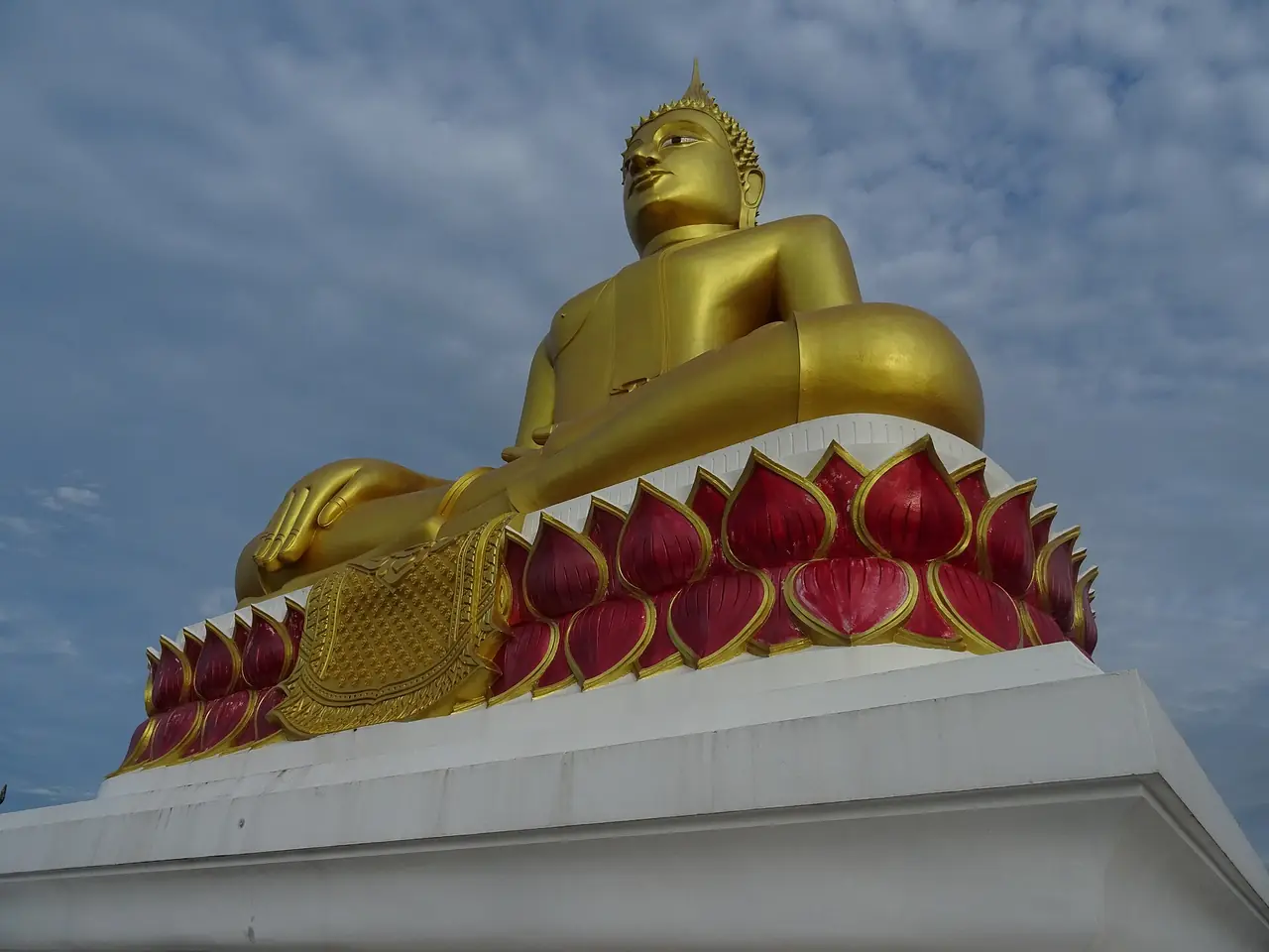 พระพุทธรูปทองคำบนฐานดอกบัวที่วัดลำดวน หนองคาย ภาพของ Christophe95 จาก Wikimedia Commons (CC BY-SA 4.0) ไม่ทราบปีที่ถ่าย