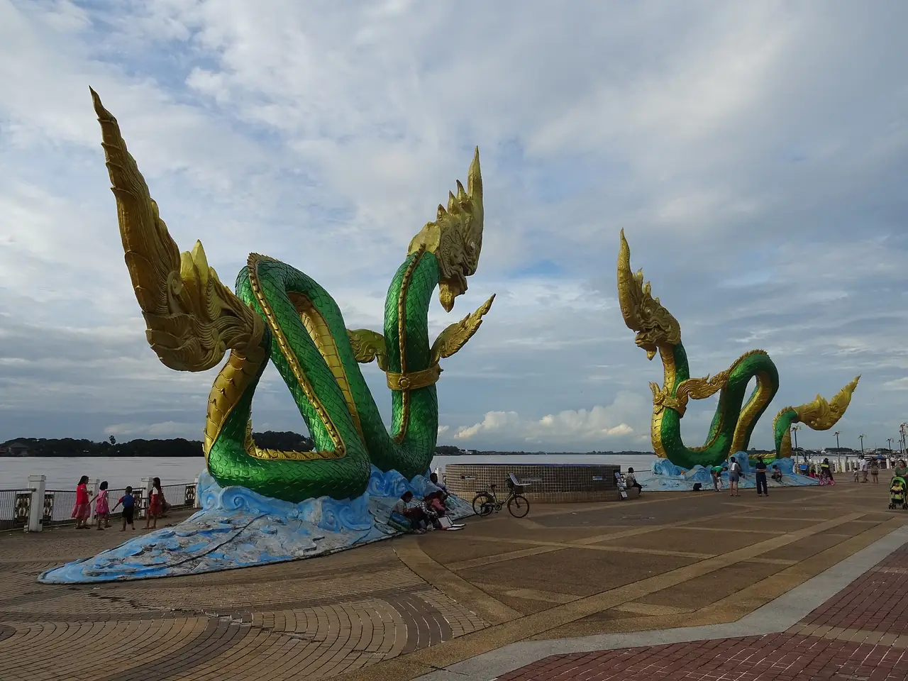 ภาพประกอบ หนองคาย: วัดโพธิ์ชัย ตลาดท่าเสด็จ ถนนคนเดินริมโขง พระธาตุบังพวน