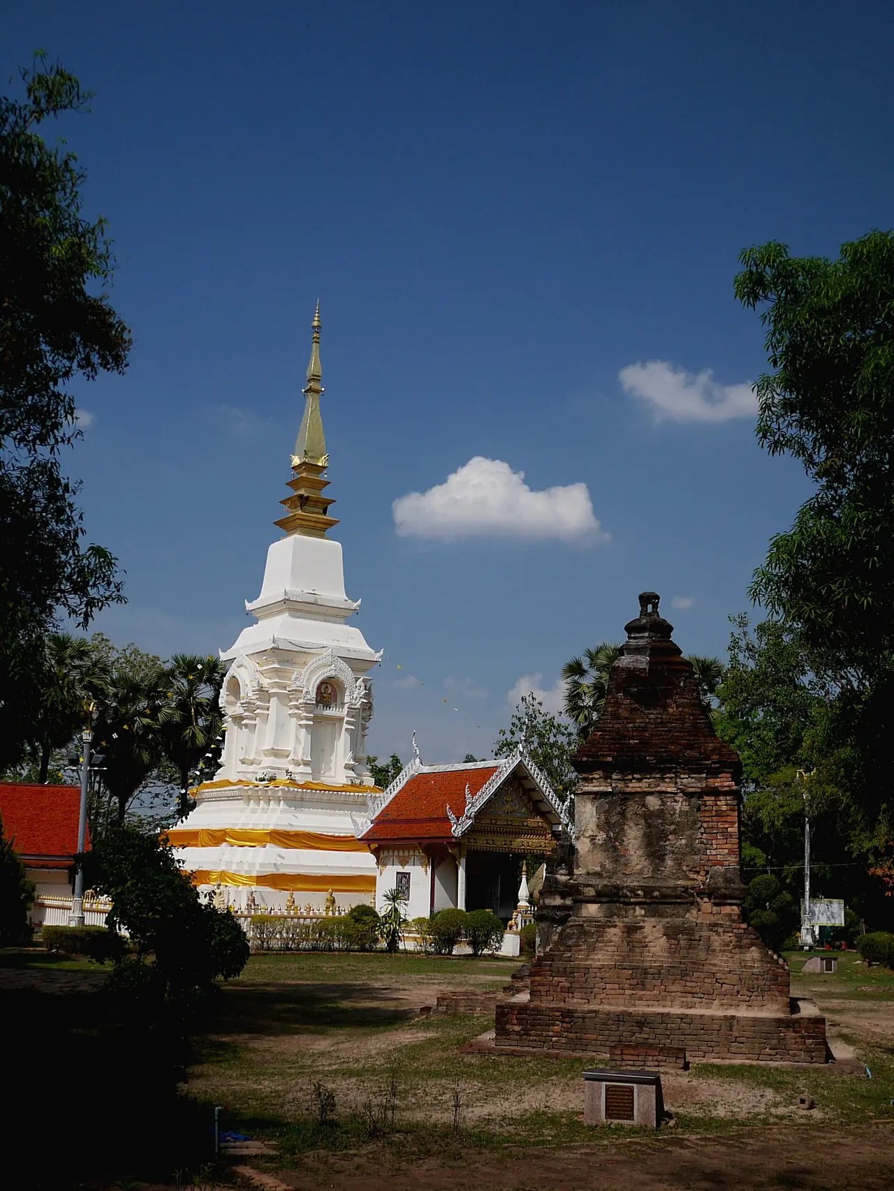 เจดีย์ขาวและศาลาในบริเวณวัดพระธาตุบังพวน หนองคาย ภาพของ อภิชิต พีรทิตยา จาก Wikimedia Commons (CC BY-SA 4.0) ไม่ทราบปีที่ถ่ายและไม่ยืนยันว่าเป็นองค์พระธาตุองค์หลัก