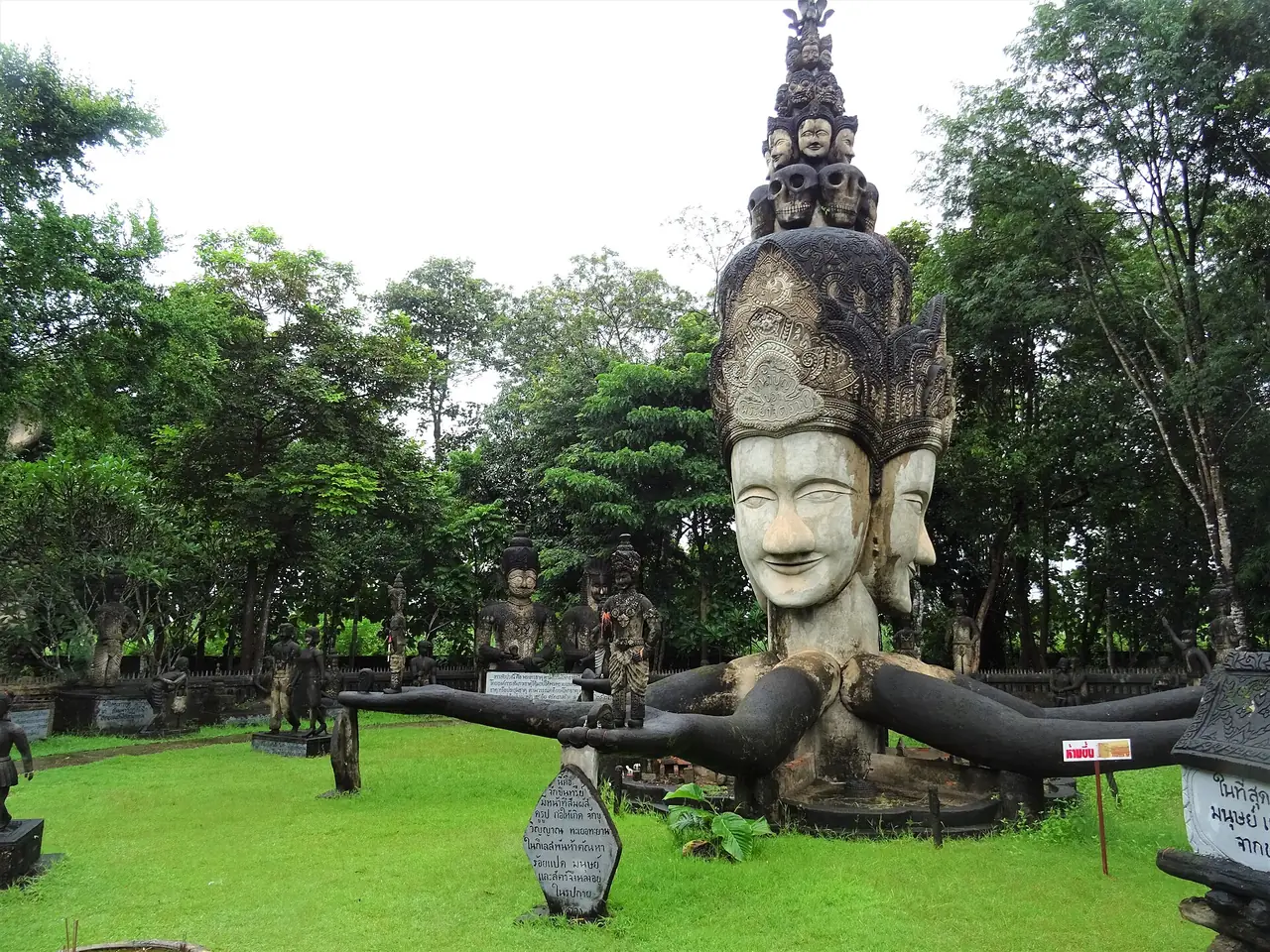 ประติมากรรมศีรษะหลายหน้าหลายแขนในศาลาแก้วกู่ ภาพของ Christophe95 จาก Wikimedia Commons (CC BY-SA 4.0) ชื่อไฟล์ระบุว่าเป็นกลุ่มวงล้อแห่งชีวิต ไม่ใช่ภาพของประติมากรรมชิ้นอื่นในสวน