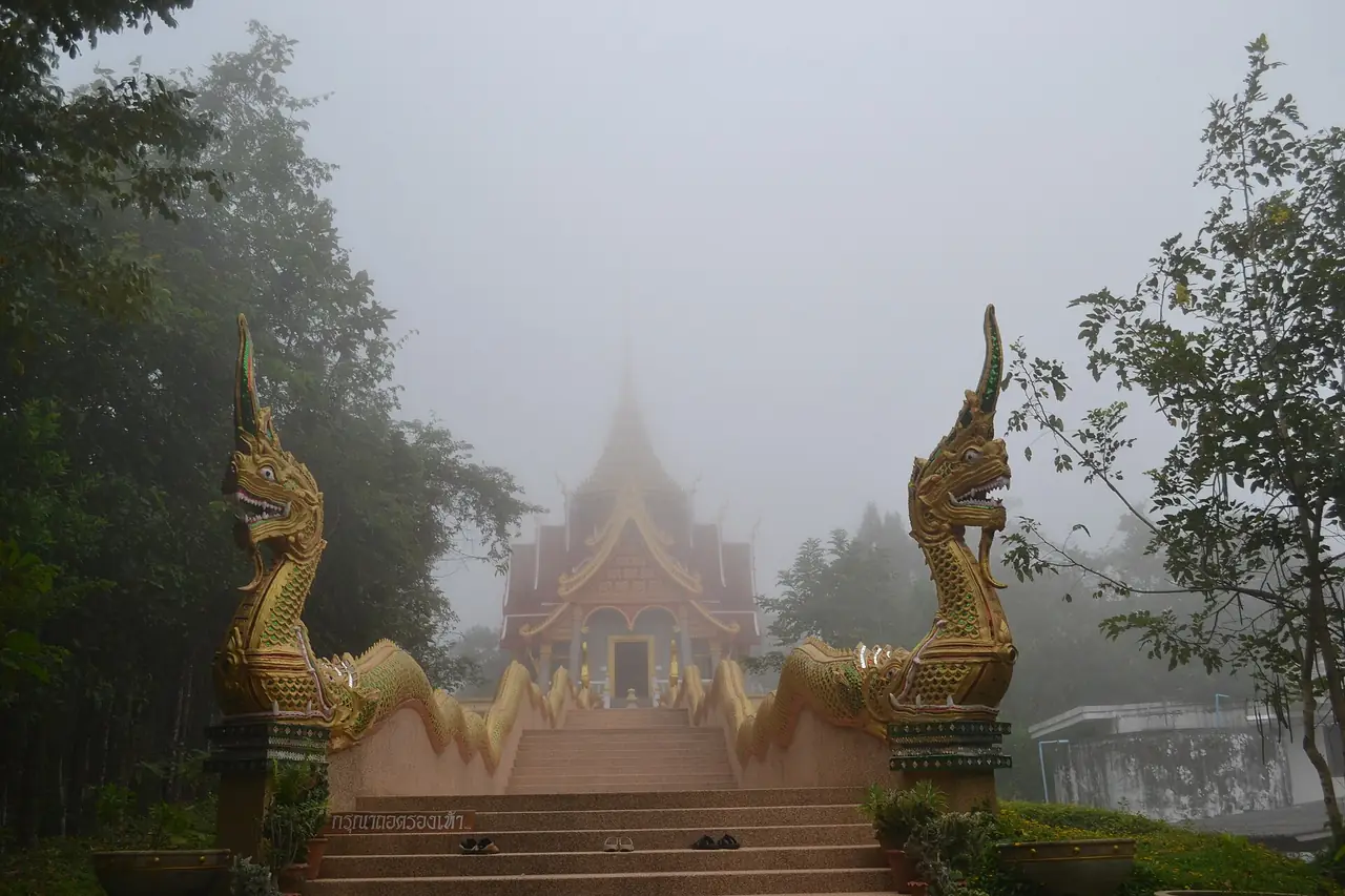 ภาพประกอบ หนองคาย: สังคม หนองคาย สกายวอล์กผาตากเสื้อ ถ้ำศรีมงคล น้ำตกธารทิพย์