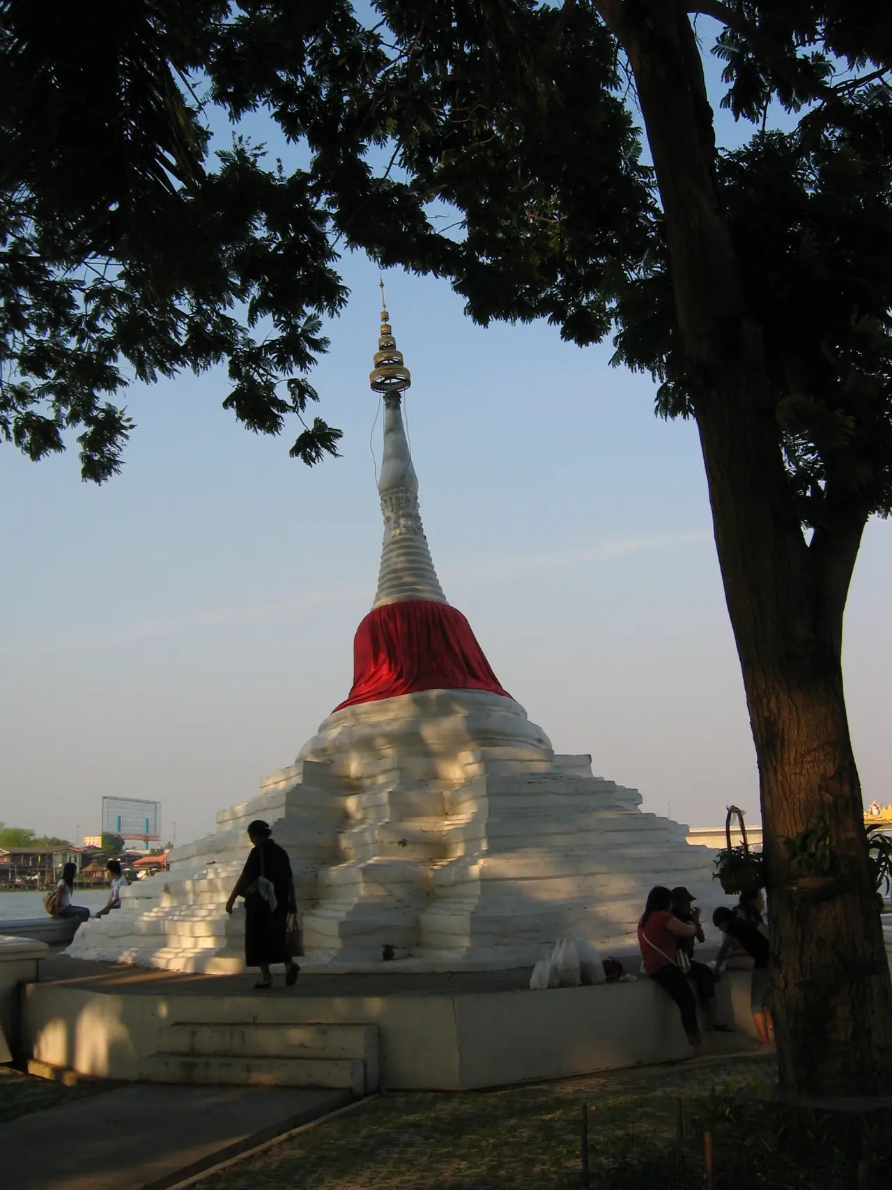 The leaning chedi of Wat Paramaiyikawat on Ko Kret, beside the Chao Phraya River