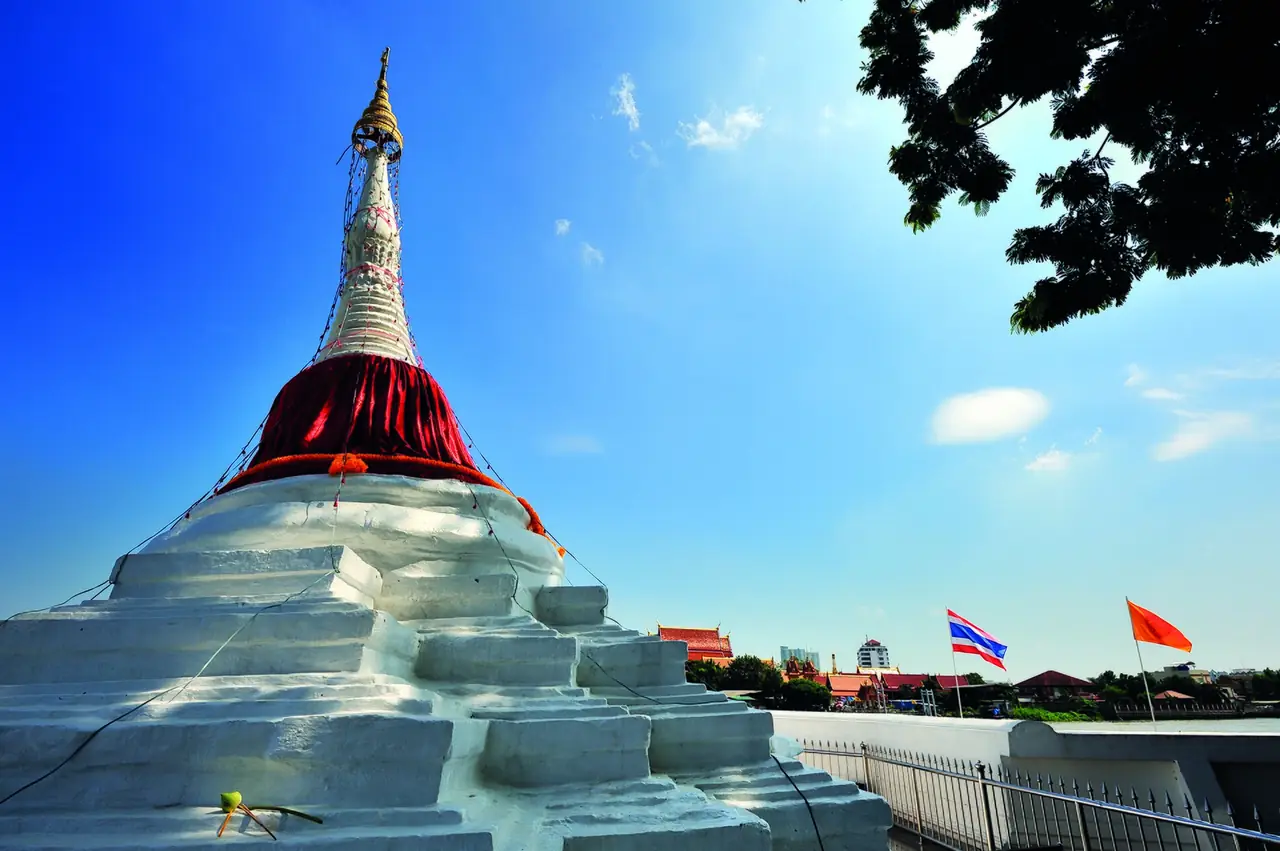 The white Mon-style chedi beside the river on Ko Kret