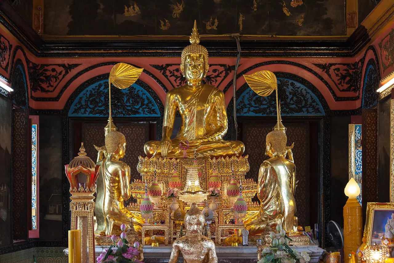 พระนนทมุนินทร์ที่พระอุโบสถของวัดปรมัยยิกาวาส ภาพของ Supanut Arunoprayote จาก Wikimedia Commons ใบอนุญาต CC BY 4.0 ชื่อไฟล์ระบุว่าถ่ายที่พระอุโบสถ Commons
