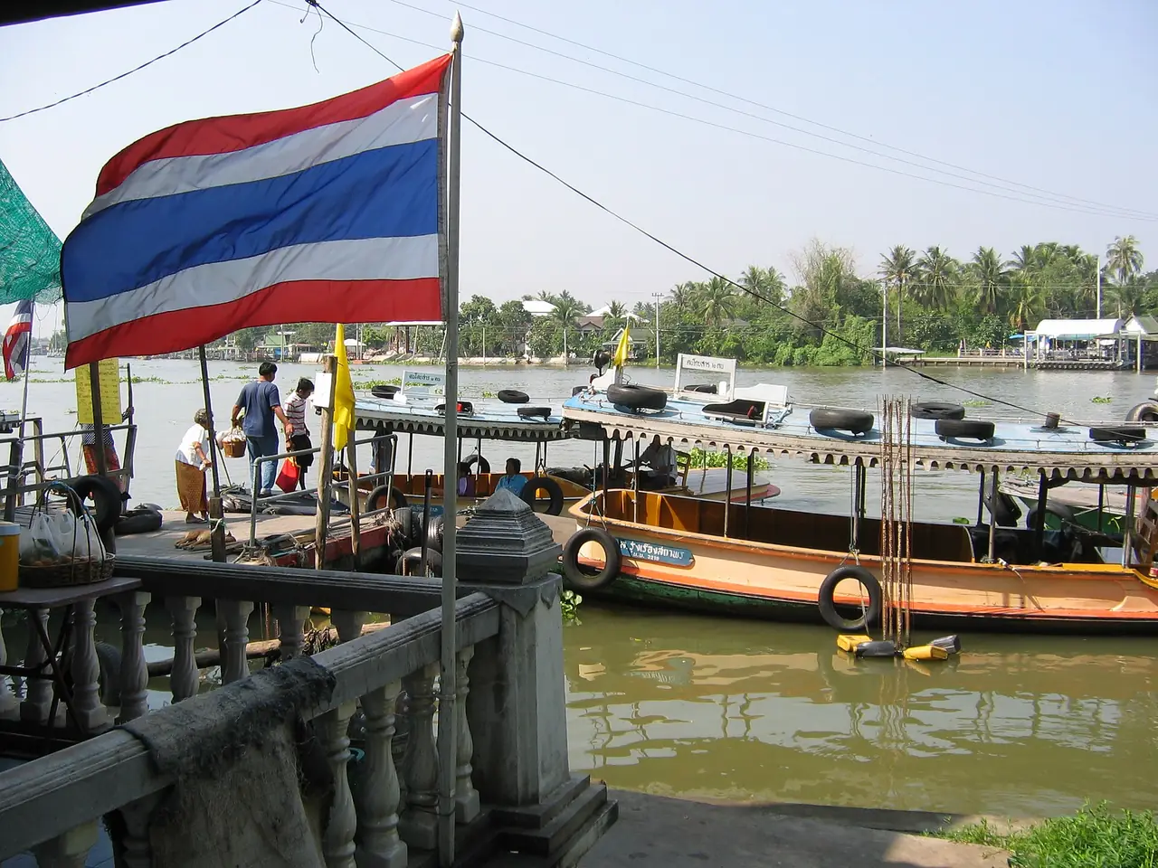 ท่าเรือปากเกร็ด ภาพของ Heron2 จาก Wikimedia Commons ใบอนุญาต CC BY-SA 3.0 ถ่ายเมื่อ ก.พ. 2551 ภาพเก่า ท่าเรือเปลี่ยนไปได้ Commons