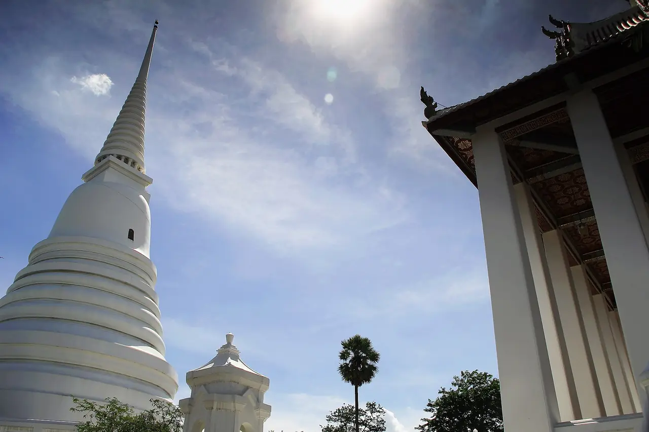 ภาพประกอบ นนทบุรี: วัดเฉลิมพระเกียรติ ท่าน้ำนนท์ ศาลากลางเก่า วัดชลอ ปรางค์หลวง