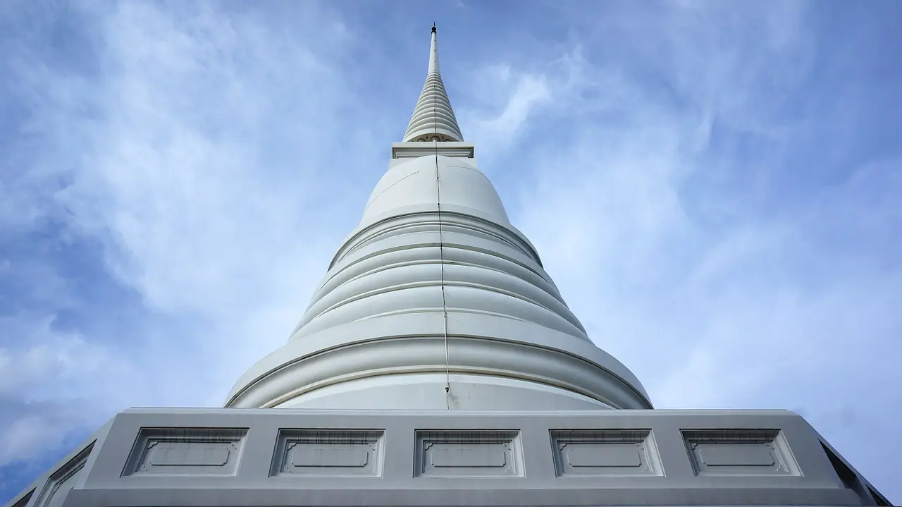 เจดีย์ทรงระฆังของวัดเฉลิมพระเกียรติ ภาพของ Archy36 จาก Wikimedia Commons ใบอนุญาต CC BY-SA 3.0 ถ่ายเมื่อ ก.ย. 2556 Commons
