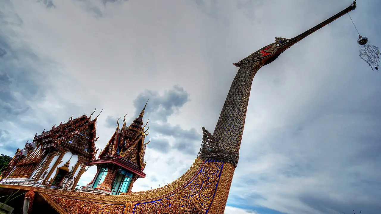 โบสถ์ที่สร้างเป็นรูปเรือหงส์ของวัดชลอ ภาพของ Archy36 จาก Wikimedia Commons ใบอนุญาต CC BY-SA 3.0 ถ่ายเมื่อ ก.ย. 2556 Commons