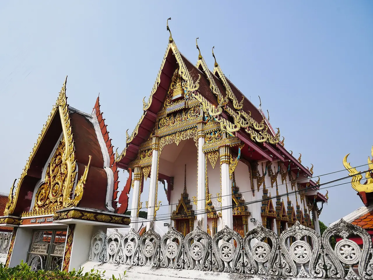 พระอุโบสถของวัดปรางค์หลวง บางใหญ่ นนทบุรี ภาพของ กสิณธร ราชโอรส จาก Wikimedia Commons ใบอนุญาต CC BY-SA 4.0 ถ่ายเมื่อ เม.ย. 2566 Commons