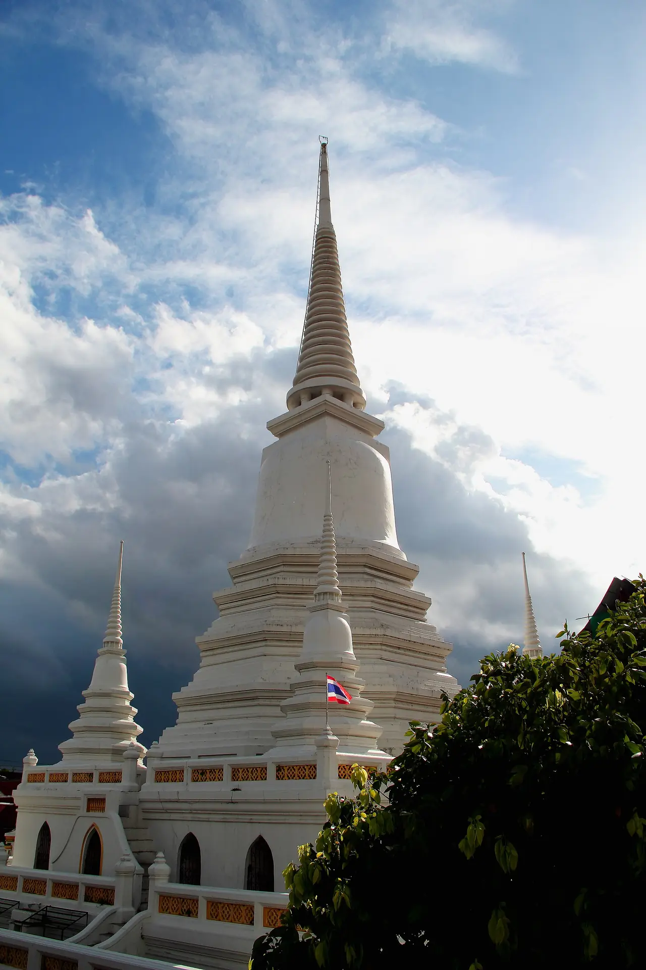 เจดีย์ของวัดเขมาภิรตาราม นนทบุรี ภาพของ Warin จาก Wikimedia Commons ใบอนุญาต CC BY-SA 4.0 Commons