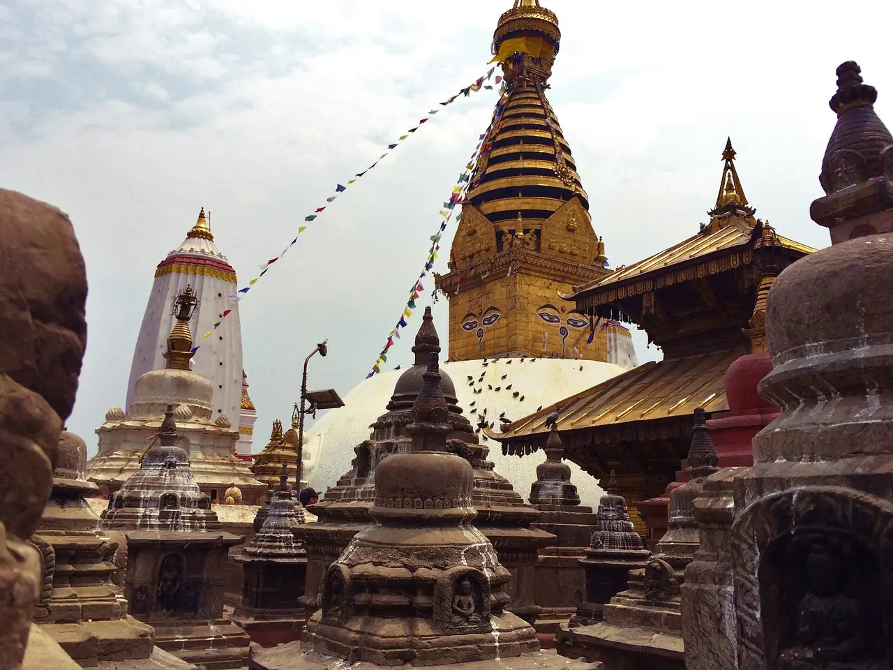 สถูปสวยัมภูนาถกับวิหารฮาราติเทวีและเจดีย์เล็กตามคำบรรยายภาพบนคอมมอนส์ ภาพจาก Wikimedia Commons ผู้ถ่าย Prashant Koirala สัญญา CC BY-SA 4.0