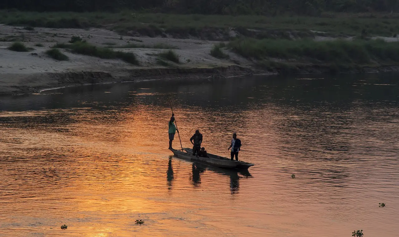 เรือไม้ข้ามแม่น้ำราปตีที่เมืองซาวราฮาตอนเย็น ภาพจาก Wikimedia Commons ผู้ถ่าย Supradai สัญญา CC BY 4.0