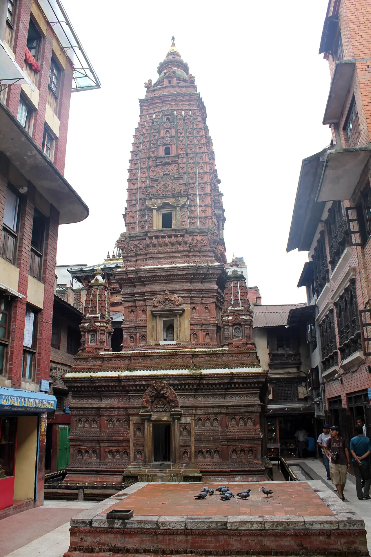 วิหารมหาโพธิ์ที่ปาตัน อาคารอิฐแดงทรงศิขระ ภาพจาก Wikimedia Commons ผู้ถ่าย Ritesh Man Tamrakar สัญญา CC BY-SA 2.0