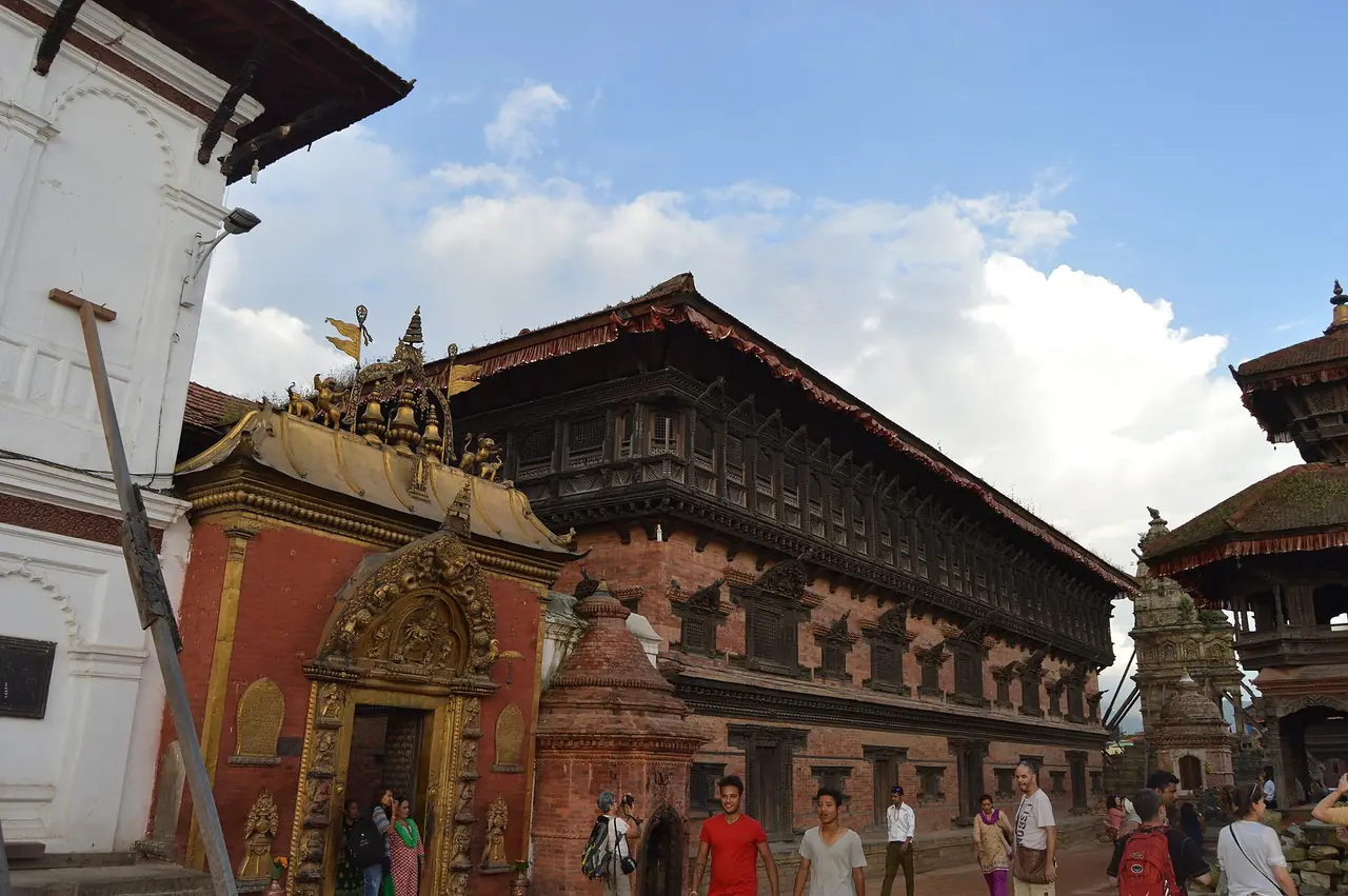 พระราชวัง 55 หน้าต่างและประตูทองที่ภักตปุระ ภาพจาก Wikimedia Commons ผู้ถ่าย Suraj Belbase สัญญา CC BY-SA 4.0