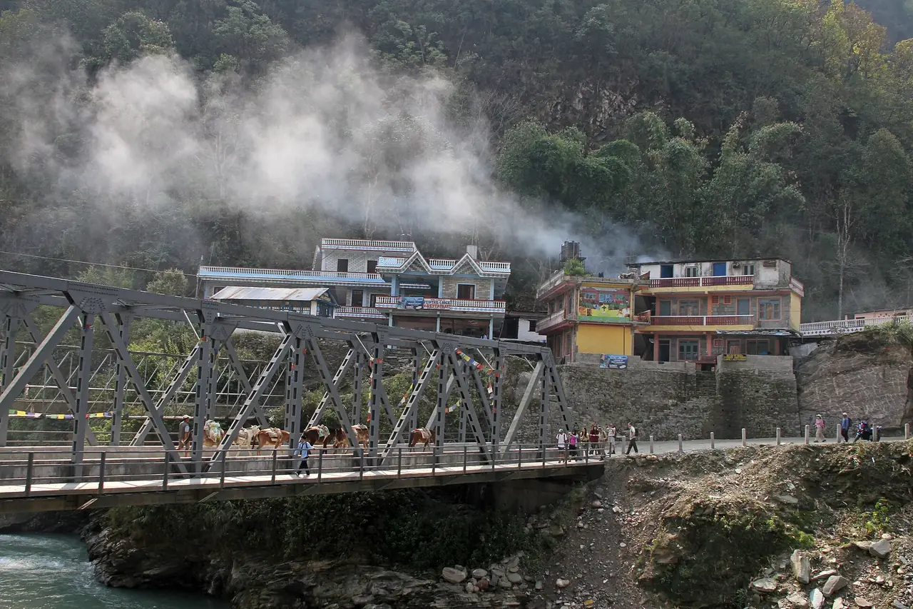 สะพานเหล็กข้ามแม่น้ำโมดีโขลาที่บิเรธันที ซึ่งเป็นด่านตรวจเริ่มเส้นปูนฮิลล์ตามที่ผู้เดินใช้ ภาพจาก Wikimedia Commons ผู้ถ่าย Gerd Eichmann สัญญา CC BY-SA 4.0 ภาพปี 2556 ตามชื่อไฟล์