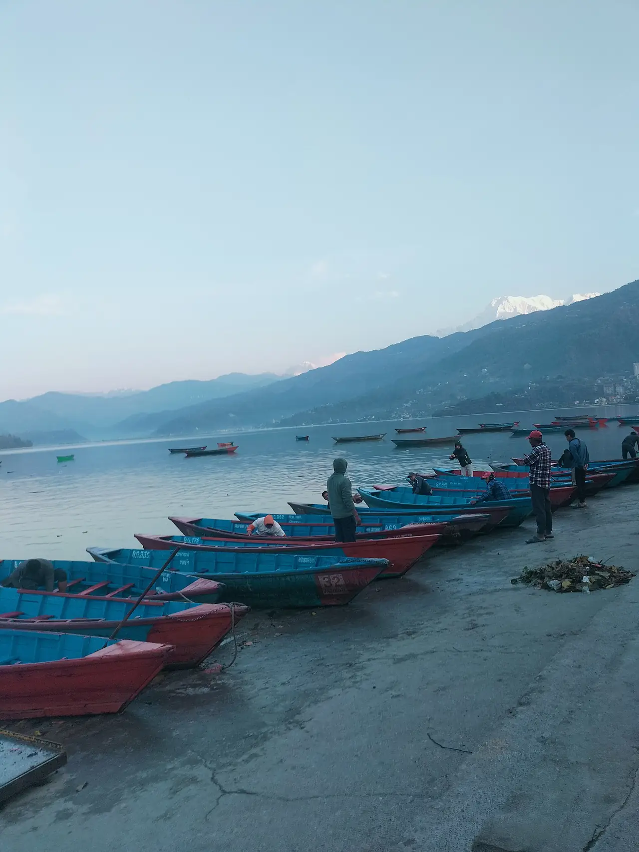 ริมฝั่งเลกไซด์ มีเรือพายเทียบฝั่ง ภาพจาก Wikimedia Commons ผู้ถ่าย Pritesh Raj Chaudhary สัญญา CC0 ชื่อไฟล์ลงปี 2568