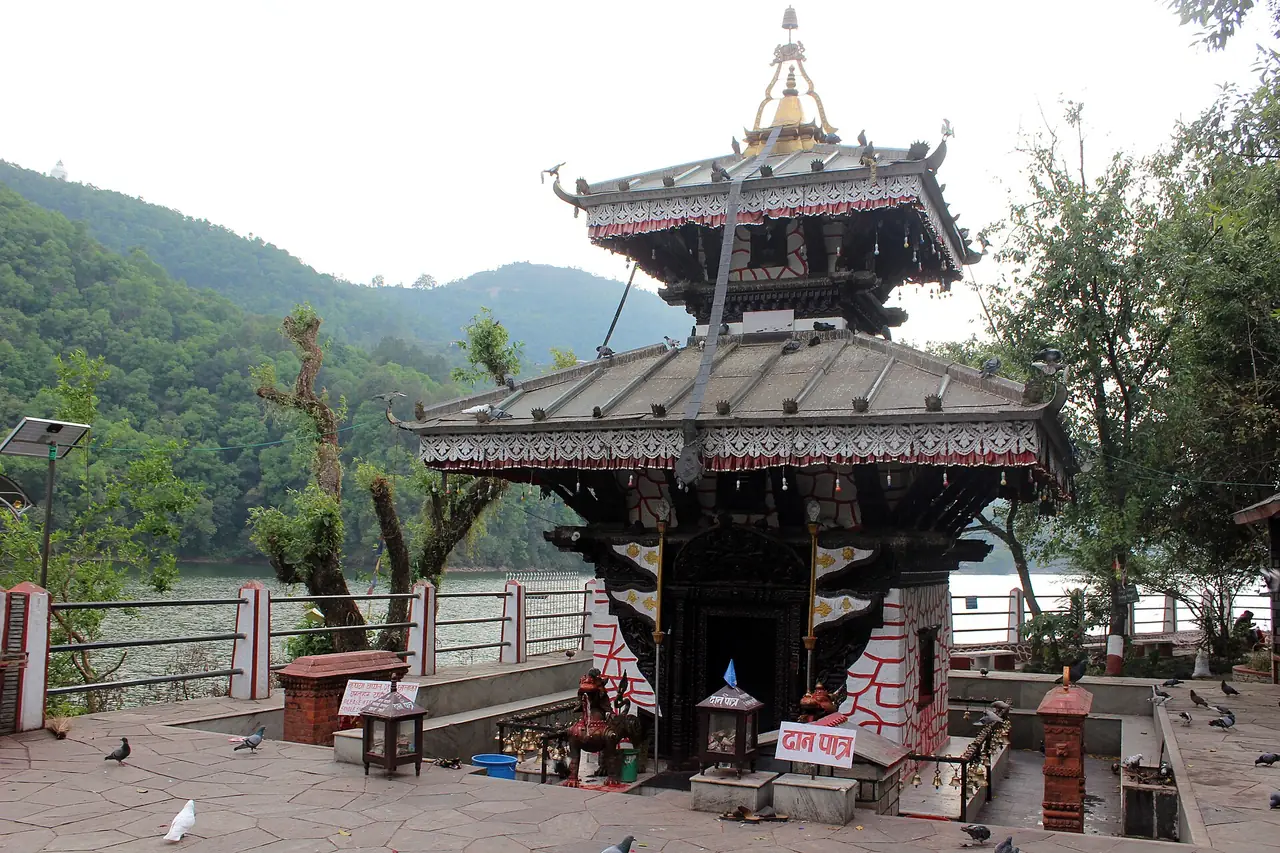 วัดตาลบาราฮีบนเกาะกลางทะเลสาบเผวา ภาพจาก Wikimedia Commons ผู้ถ่าย Maesi64 สัญญา CC0