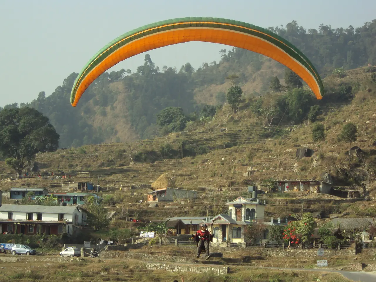 ร่มร่อนลงจอดใกล้ทะเลสาบเผวา ภาพจาก Wikimedia Commons ผู้ถ่าย Shiva Kumar Khanal สัญญา CC BY-SA 3.0 เป็นภาพเก่า ไม่ระบุปีที่ถ่าย