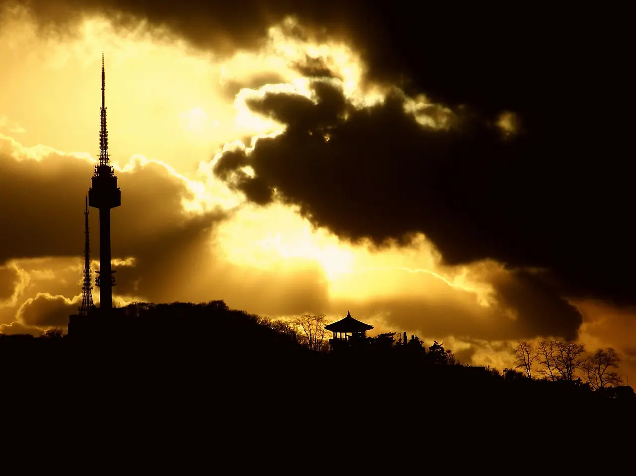 ภาพเงาหอคอย N Seoul Tower บนยอดเขานัมซาน ตอนพระอาทิตย์ตก