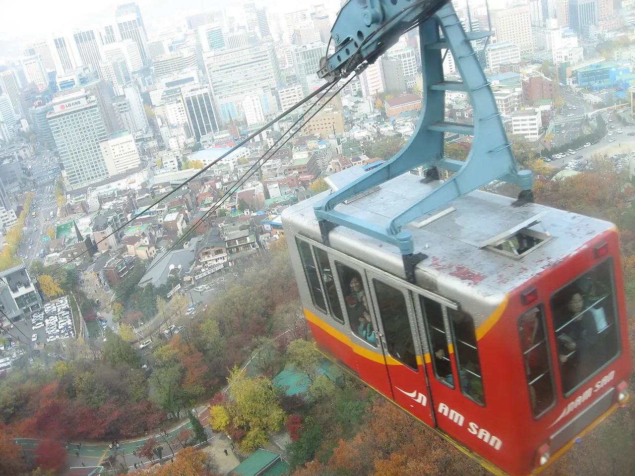 กระเช้านัมซานโดยสารนักท่องเที่ยวขึ้นไปยังหอคอย N Seoul Tower