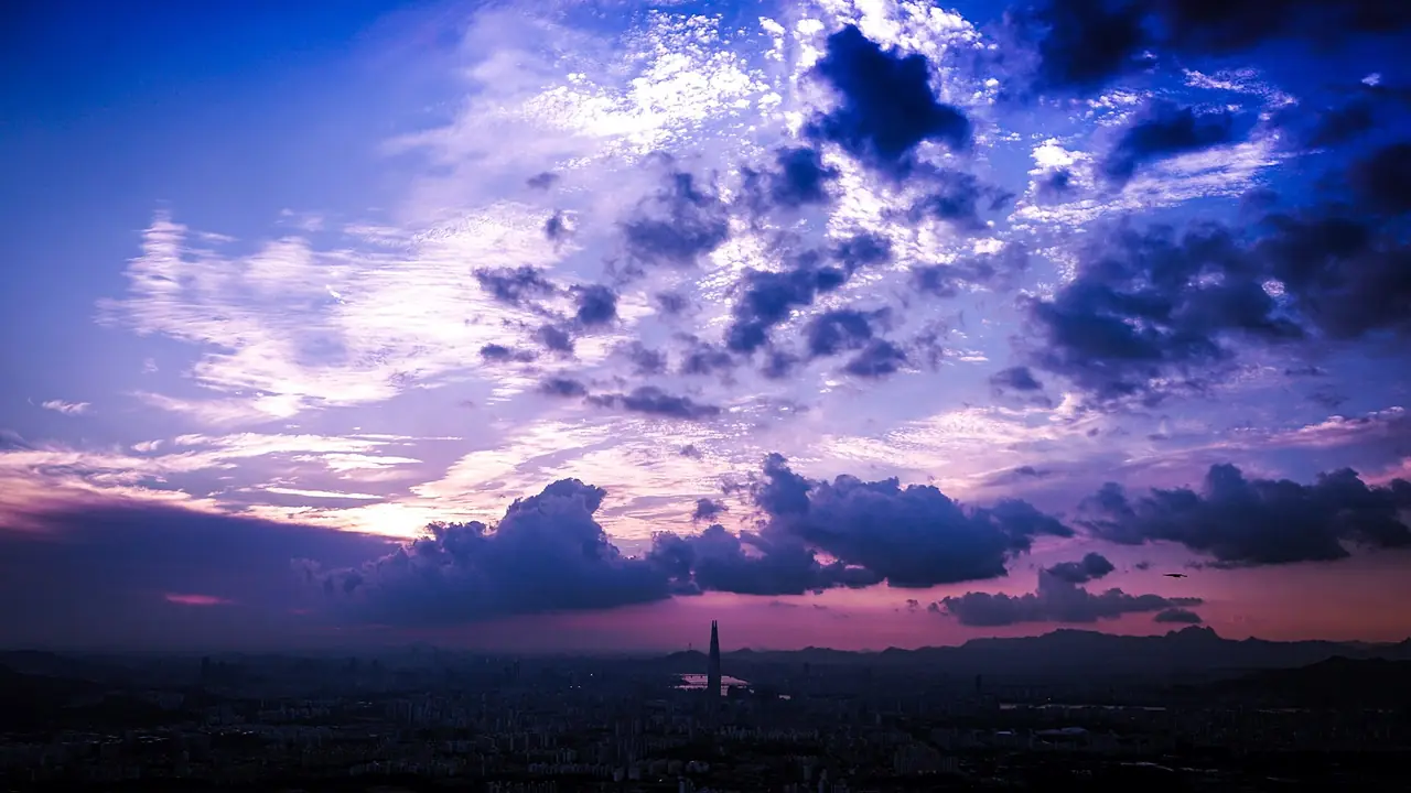 ท้องฟ้ายามพลบค่ำเหนือโซลและตึก Lotte World Tower ไกลออกไป