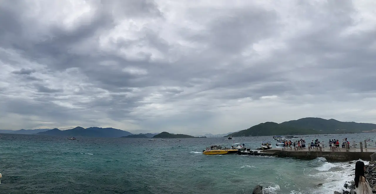 ภาพพาโนรามาแนวเกาะในอ่าวญาจาง มองจากหาดฮอนมุน