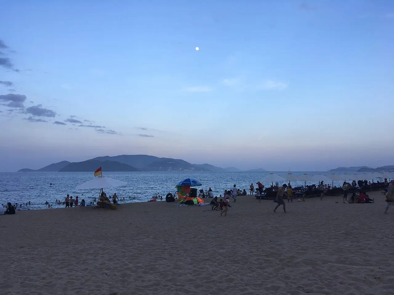 หาดญาจางยามเย็น ภาพบรรยากาศหาดที่ติดกับถนนตรันฟู (ไม่ใช่โรงแรมใดโดยเฉพาะ)