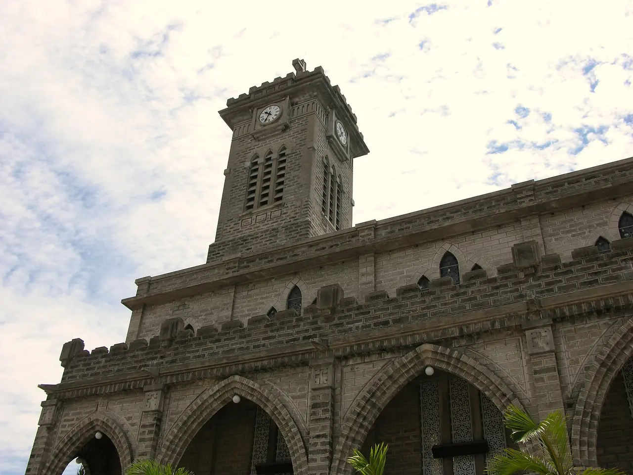 โบสถ์บนภูเขา (Nha Trang Cathedral) กลางเมืองญาจาง