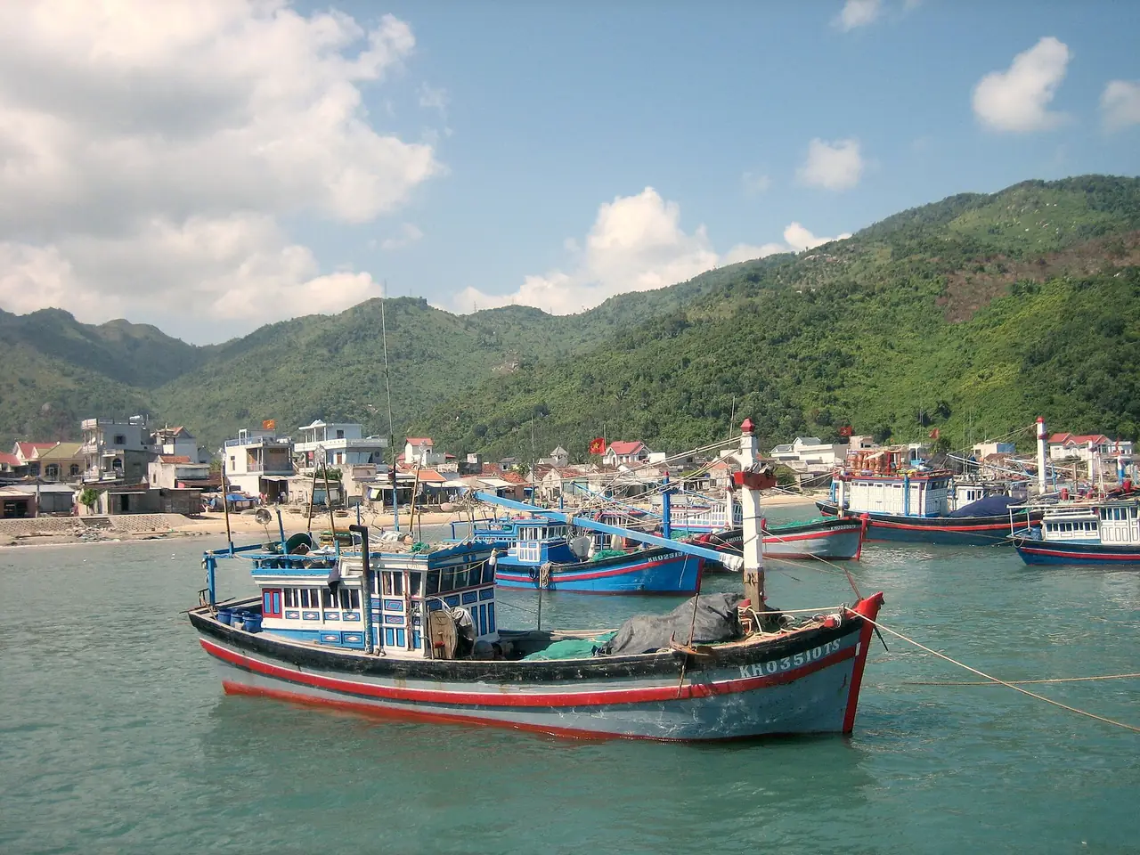 เรือประมงและหมู่บ้านริมอ่าวญาจาง ภาพบรรยากาศอ่าว