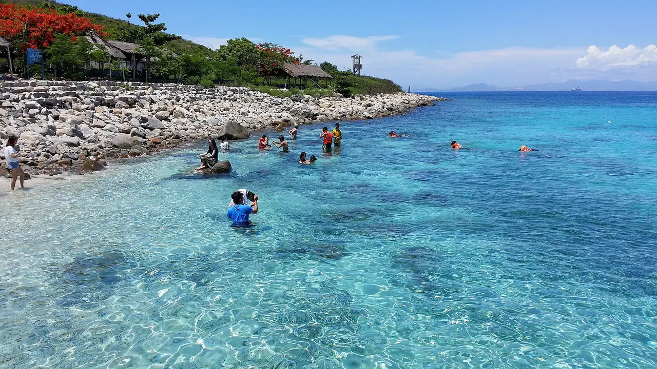 ชายหาดและน้ำใสที่เกาะฮอนมุน ภาพจากนักท่องเที่ยว ถ่ายปี 2557