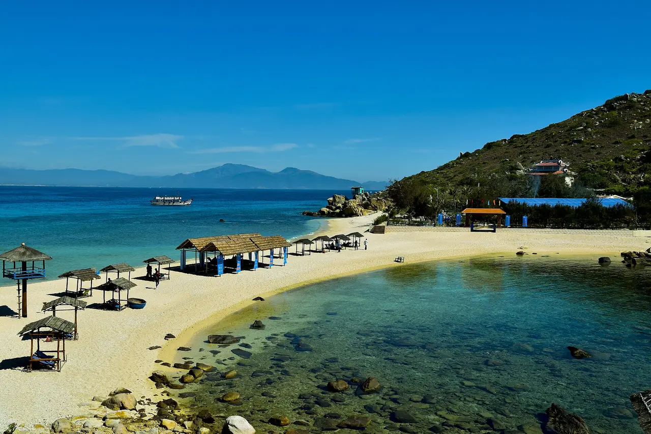ชายหาดและศาลาริมน้ำที่เกาะฮอนนอย ในอ่าวญาจาง