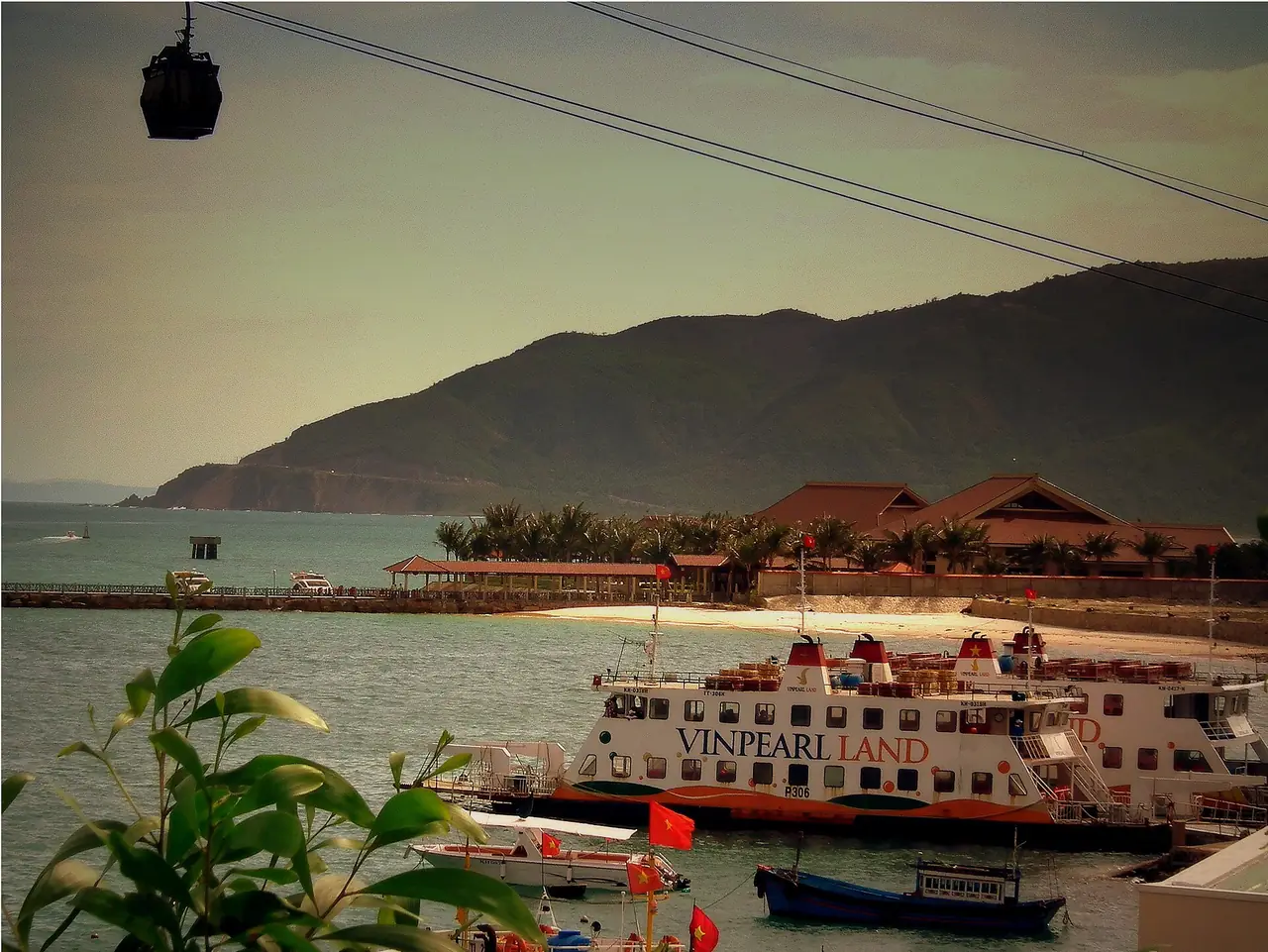 เรือโดยสารและแนวเกาะฮอนเตรจากอ่าวญาจาง ภาพถ่ายปี 2555