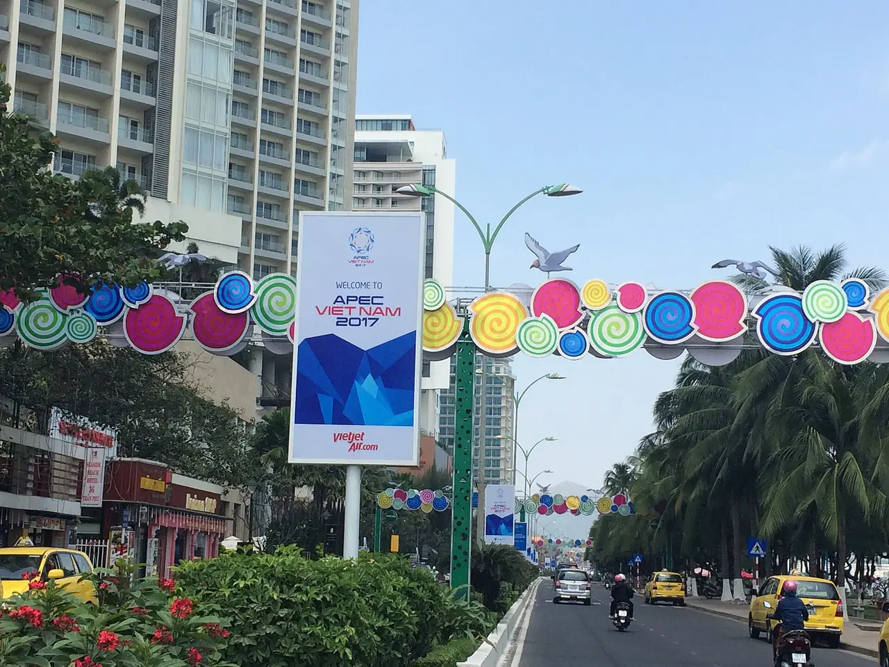 ถนนตรันฟู ถนนริมหาดที่มีโรงแรมตึกสูงเรียงอยู่ (ไม่ใช่โรงแรมใดโดยเฉพาะ)