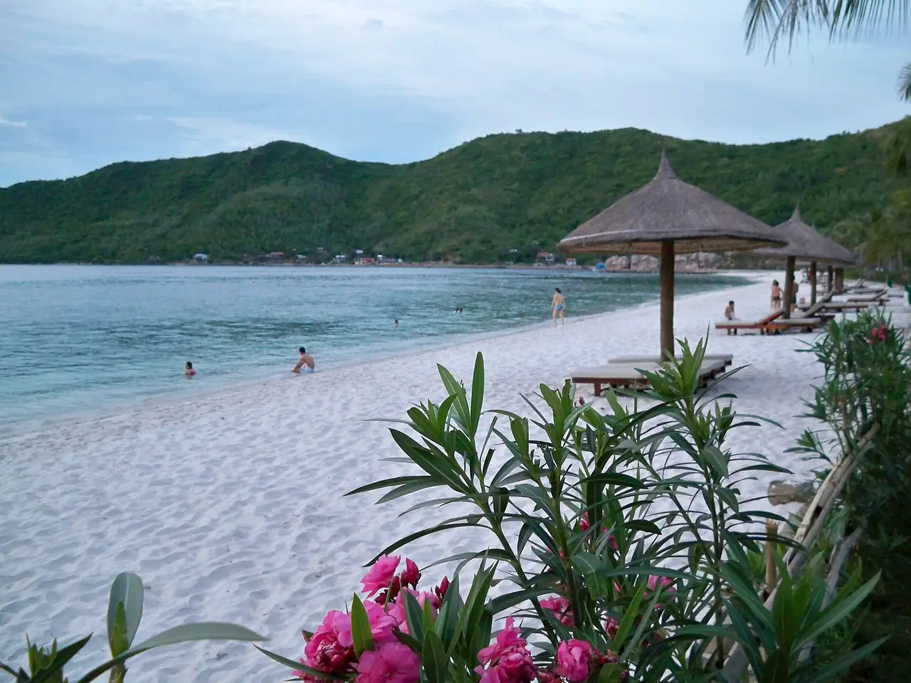 ชายหาดและร่มกันแดดบนเกาะฮอนเตร ภาพจาก Commons ไม่ทราบปีที่ถ่ายแน่ชัด