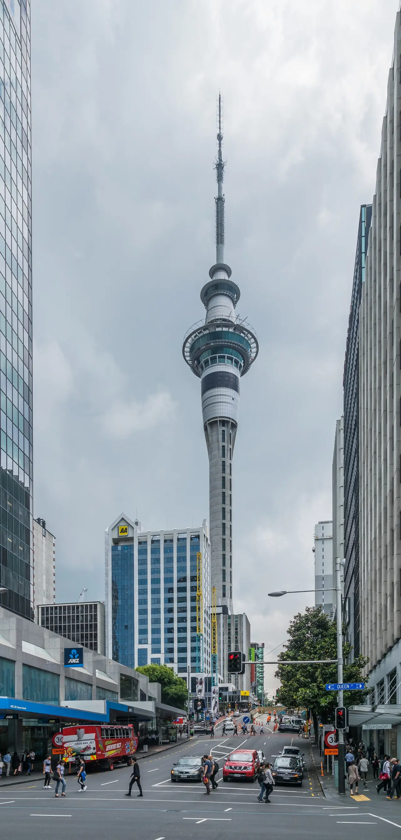 ถนน Victoria และ Sky Tower โอ๊คแลนด์ ภาพถ่ายจาก Wikimedia Commons