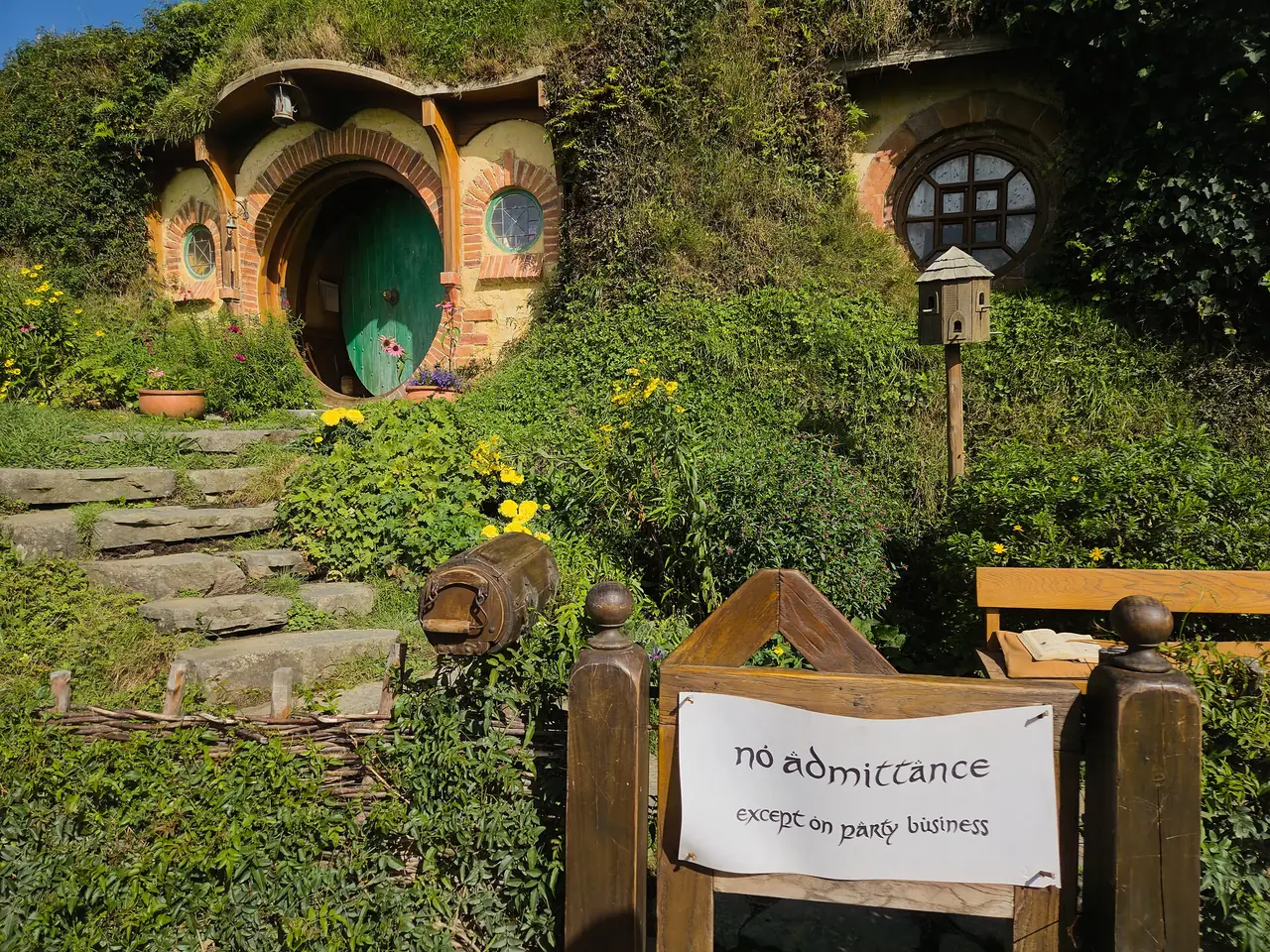 ฉากบ้านฮอบบิทที่ Hobbiton ภาพถ่ายจาก Wikimedia Commons