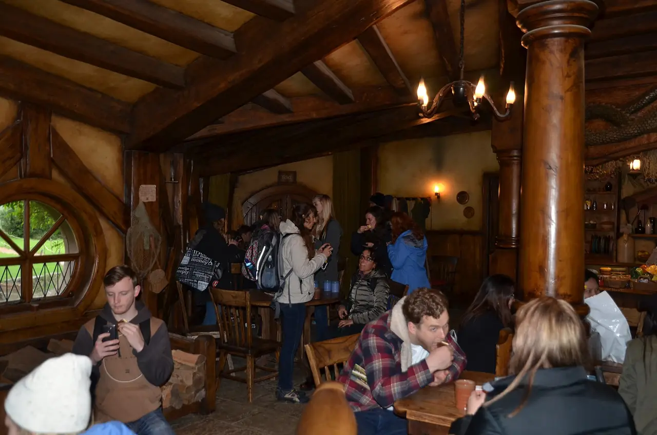 ภายใน Green Dragon Inn ที่ Hobbiton ภาพถ่ายจาก Wikimedia Commons