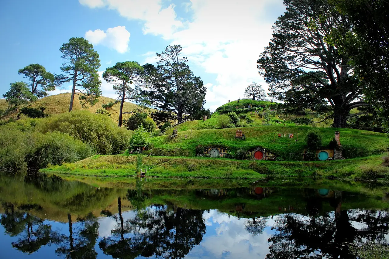 ภาพประกอบ นิวซีแลนด์: ฮอบบิตัน Hobbiton: ราคาทัวร์ 130 ดอลลาร์ วิธีไป 2569